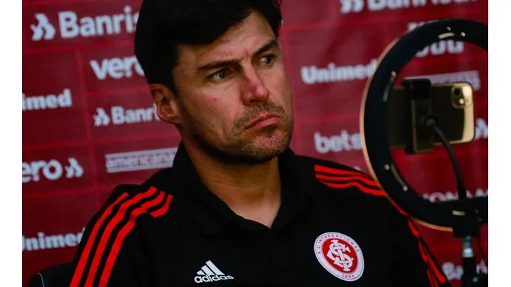 Foto: (Luiz Erbes/AGIF) - Em início de trabalho, Alexander Medina diz que ainda está avaliando o grupo do Internacional