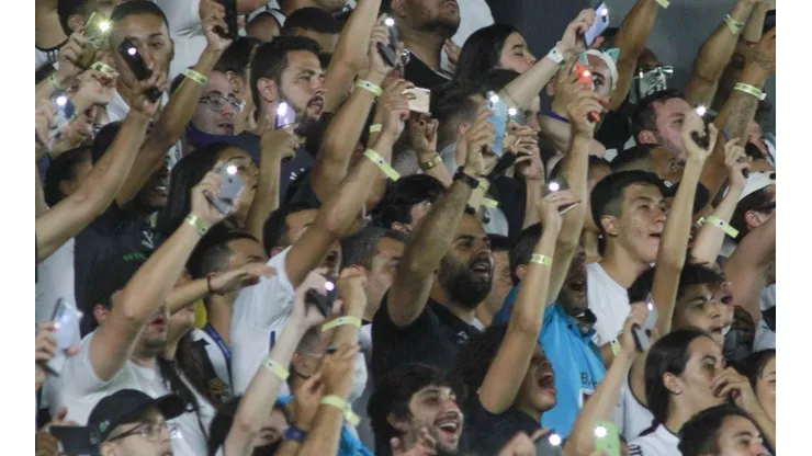 Torcida do Santos pede menino da vila com titular (Foto: Fernanda Luz/AGIF)