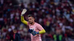 Diego Alves foi listado em comparação com goleiro que está na mira do Flamengo