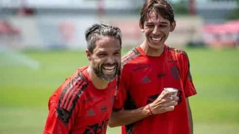 Foto: Alexandre Vidal / Flamengo. Werton ao lado de Diego Ribas, em treino pela equipe principal do Rubro-Negro.