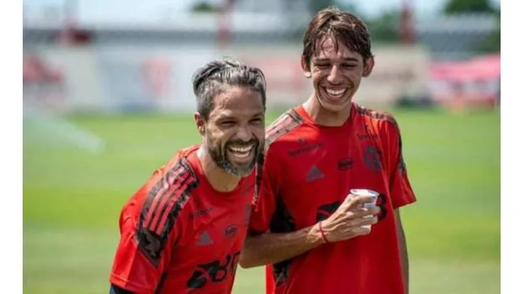Foto: Alexandre Vidal / Flamengo. Werton ao lado de Diego Ribas, em treino pela equipe principal do Rubro-Negro.