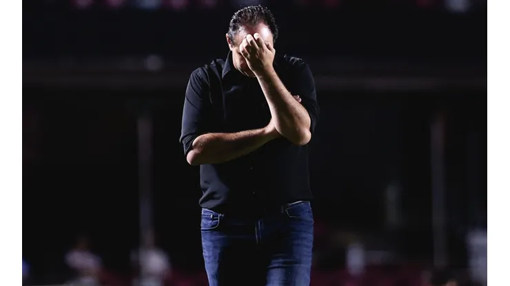 Ettore Chiereguini/AGIF. Apoiado pela torcida, Rogério Ceni apontou os problemas estruturais do clube tricolor em coletiva.