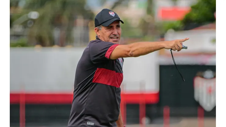 Foto: (Flickr Oficial Atlético Goianiense/Bruno Corsino/ACG) - Eduardo Souza deve mexer na escalação do Atlético-GO para o jogo deste sábado (12)