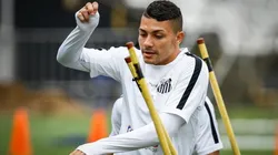 Foto: Ricardo Saibun/AGIF | Santos tem dor de cabeça por venda de Alison ao Al-Hazem