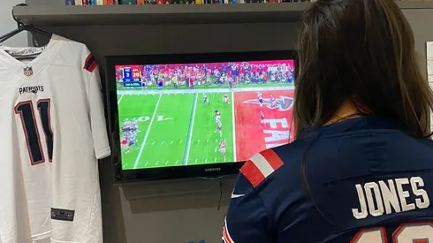 Foto arquivo pessoal - Laura fazendo uma das coisas que ama, assitindo NFL