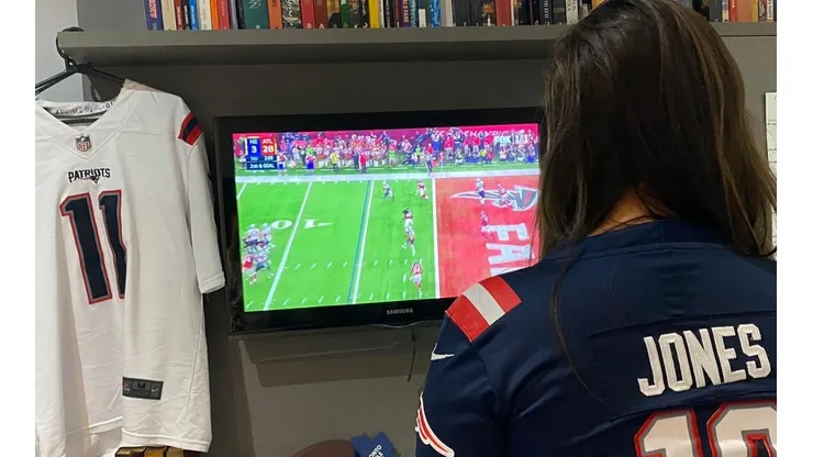 Foto arquivo pessoal - Laura fazendo uma das coisas que ama, assitindo NFL