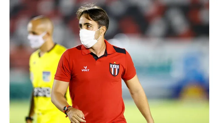 Foto: Thiago Calil/AGIF - Leandro Zago, treinador do Botafogo-SP