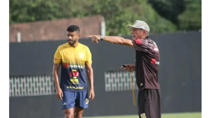 André Gomes/Brasiliense FC. Após duas derrotas seguidas, Gueldini é substituído como técnico do Jacaré.
