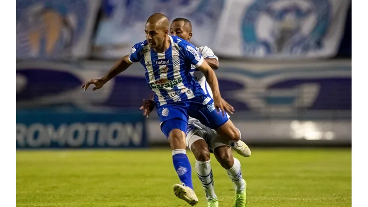 Foto: Celio Junior/AGIF - Clayton se lesionou contra o Desportivo Aliança na primeira rodada do Campeonato Alagoano