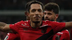 Foto: Joao Vitor Rezende Borba/AGIF - Adriano defendeu o rival Athletico entre 2019 e 2020