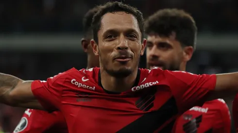 Foto: Joao Vitor Rezende Borba/AGIF - Adriano defendeu o rival Athletico entre 2019 e 2020