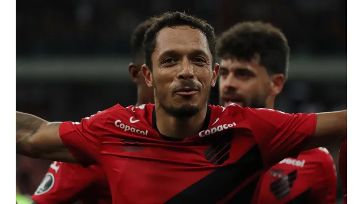 Foto: Joao Vitor Rezende Borba/AGIF - Adriano defendeu o rival Athletico entre 2019 e 2020