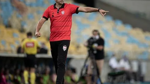 Eduardo Souza comanda interinamente o Atlético-GO (Foto: Jorge Rodrigues/AGIF)