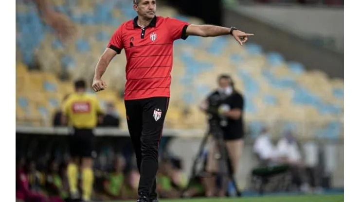 Eduardo Souza comanda interinamente o Atlético-GO (Foto: Jorge Rodrigues/AGIF)