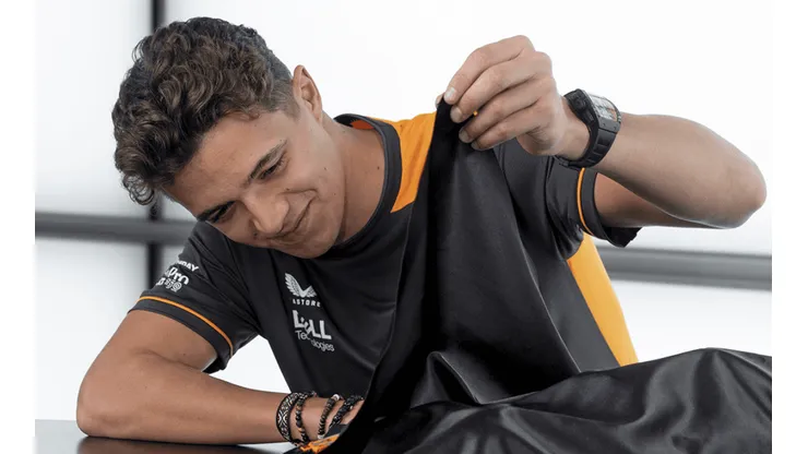 Foto oficial McLaren - Lando Norris com o carro de Lego da construtora