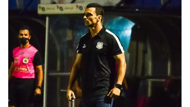 Foto: (R.Pierre/AGIF) - Júnior Rocha, técnico do Figueirense, ganhou um 'reforço' para o restante da temporada 2022