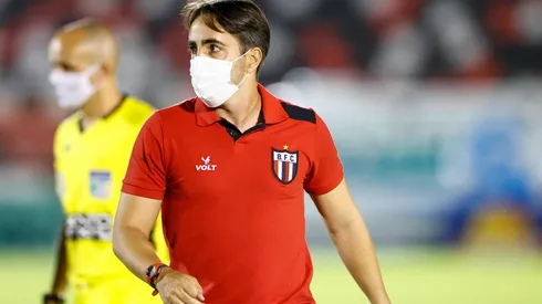 Foto: Thiago Calil/AGIF - Leandro Zago, treinador do Botafogo-SP