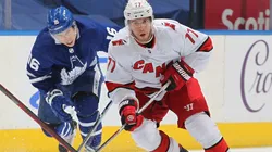 Claus Andersen/Getty Images - Carolina Hurricanes e Toronto Maple Leafs. Mitchell Marner #16 foi o herói do jogo
