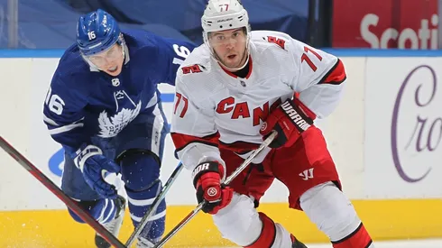 Claus Andersen/Getty Images - Carolina Hurricanes e Toronto Maple Leafs. Mitchell Marner #16 foi o herói do jogo