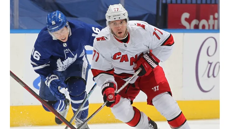 Claus Andersen/Getty Images - Carolina Hurricanes e Toronto Maple Leafs. Mitchell Marner #16 foi o herói do jogo