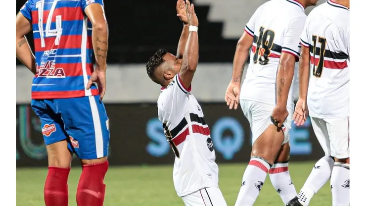 Tarcísio anotou dois gols contra o Afogados (Foto: Rafael Melo/Santa Cruz)