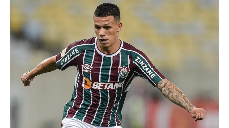 Foto: Thiago Ribeiro/AGIF - Calegari: defensor do Flu foi expulso no 1º clássico do ano