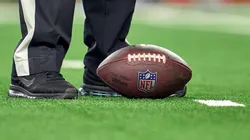 Robin Alam/Icon Sportswire via Getty Images - Bola de jogo do futebo americano ao lado de um árbitro