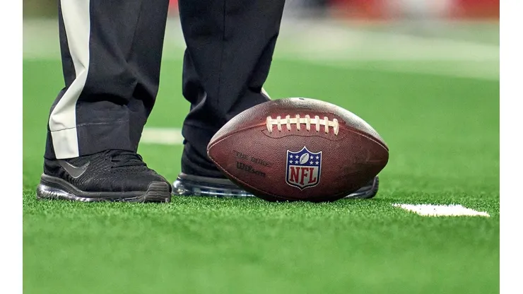Robin Alam/Icon Sportswire via Getty Images - Bola de jogo do futebo americano ao lado de um árbitro