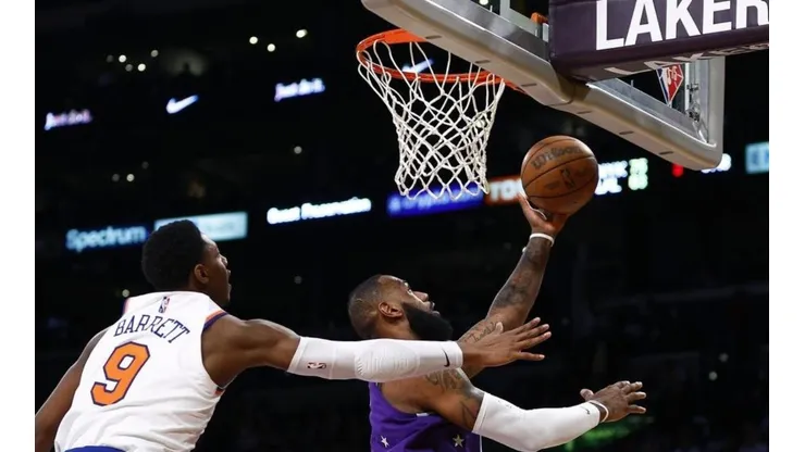 Foto: Ronald Martinez/Getty Images - LeBron James passa por RJ Barrett