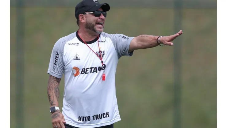 Com duas baixas e reforços, Mohamed quebra cabeça para escalar Atlético contra Patrocinense