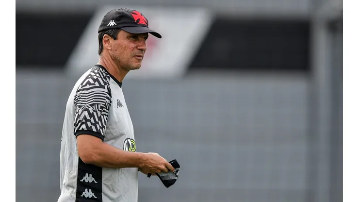Thiago Ribeiro/AGIF. Zé Ricardo comanda a equipe vascaína em treino para confronto contra o Madureira.