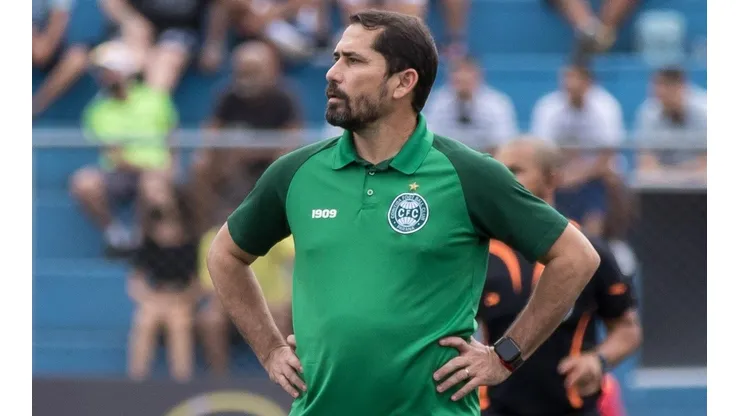 Foto: (Robson Mafra/AGIF) - Gustavo Morínigo explicou para a torcida porque optou por utilizar reservas no Coritiba neste sábado (5)