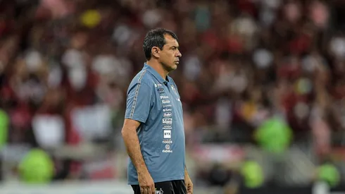 Thiago Ribeiro/AGIF. Carille em jogo do Santos pelo Campeonato Brasileiro de 2021.