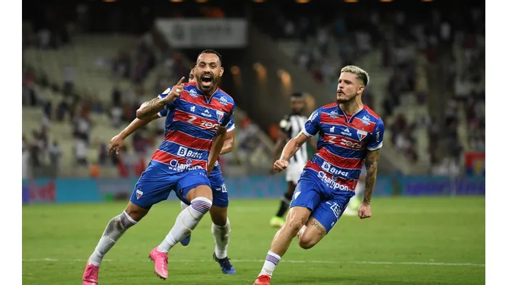 Kely Pereira/AGIF. Stiven Mendoza comemora o primeiro gol da partida