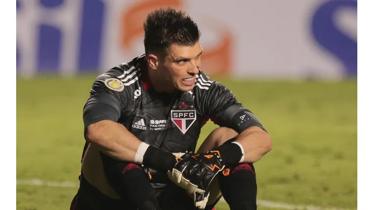 Foto: (Ettore Chiereguini/AGIF) - Tiago Volpi deve voltar para o banco de reservas do São Paulo