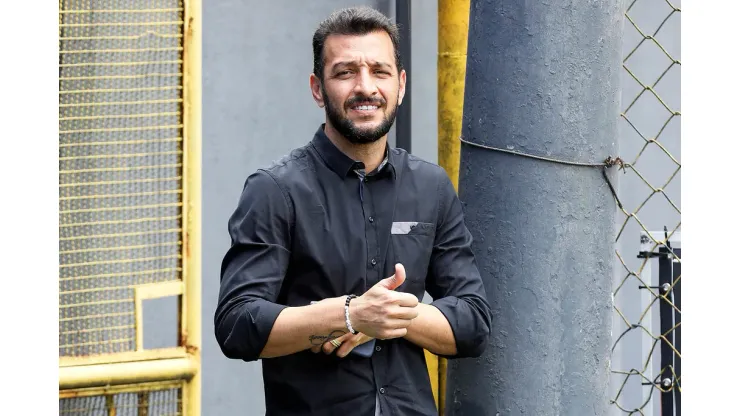 De olho no mercado, Edu Dracena não perde tempo e encaminha mais uma nova contratação no Santos 