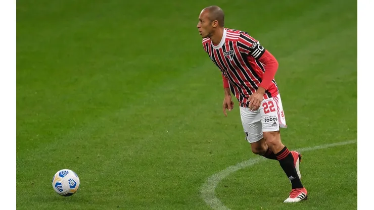 Marcello Zambrana/AGIF - Miranda teve falha em gol contra o São Paulo