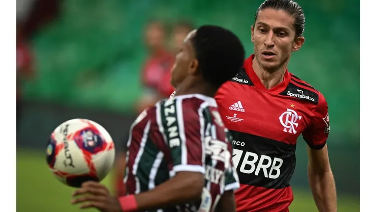 Foto: Andre Borges/NurPhoto via Getty Images - Filipe Luís deve atuar de terceiro zagueiro em Fla-Flu