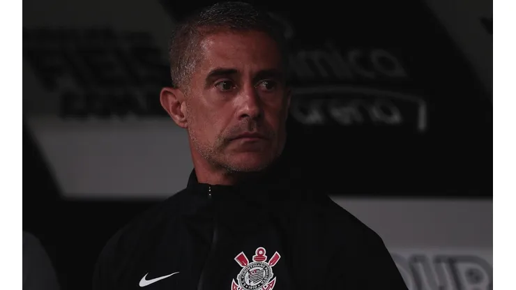 Foto: Ettore Chiereguini/AGIF - Sylvinho foi demitido após derrota no clássico contra o Santos