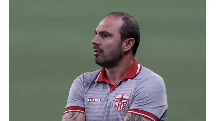 Foto: (Marcello Zambrana/AGIF) - Allan Aal, técnico do CRB, terá um retorno importante para o clássico contra o CSA