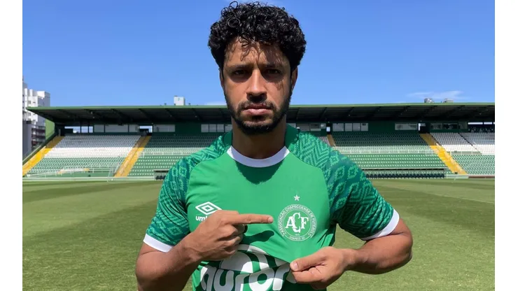 Foto: (Twitter Oficial Chapecoense/@ChapecoenseReal/Divulgação) - O zagueiro Léo, ex-Cruzeiro, é o mais novo reforço da Chapecoense para a temporada