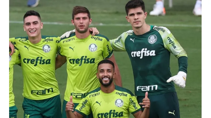 Foto: Cesar Greco - Vinícius Silvestre (à dir.) permaneceu no hotel e não participou da atividade em campo do Palmeiras em Abu Dhabi