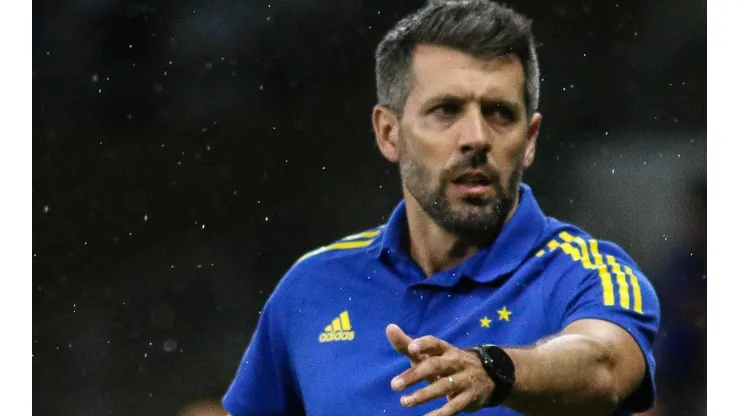 Foto: Fernando Moreno/AGIF - Pezzolano: técnico já tem na cabeça o time titular do Cabuloso