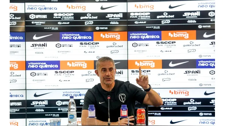 Foto: Rodrigo Coca/Ag. Corinthians | Timão busca substituto de Sylvinho no mercado da bola