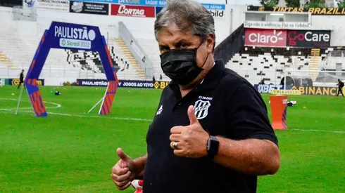 Foto: (Flickr Oficial Ponte Preta/Álvaro Jr./PontePress) - Gilson Kleina, técnico da Ponte Preta, tem uma formação ideal na cabeça