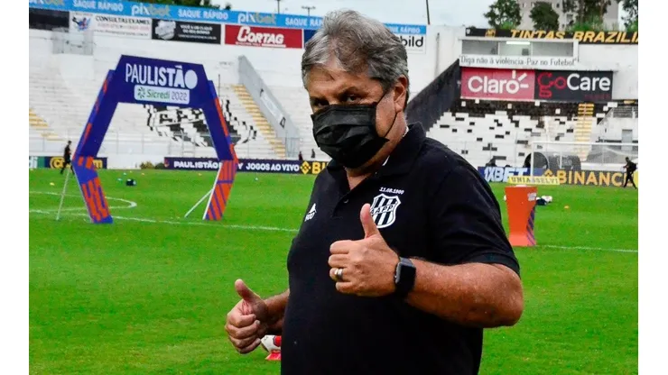 Foto: (Flickr Oficial Ponte Preta/Álvaro Jr./PontePress) - Gilson Kleina, técnico da Ponte Preta, tem uma formação ideal na cabeça