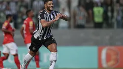 Hulk e o tradicional "coração" na comemoração dos gols; já são oito partidas seguidas com o camisa 7 balançando as redes adversárias