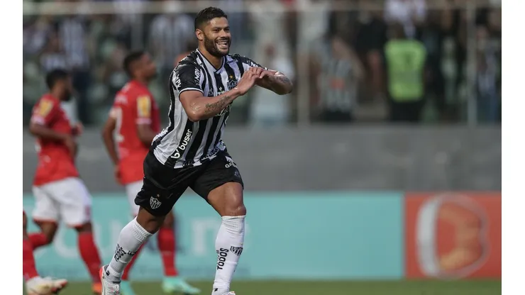 Hulk e o tradicional "coração" na comemoração dos gols; já são oito partidas seguidas com o camisa 7 balançando as redes adversárias