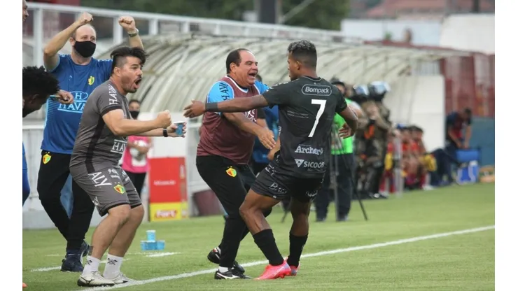 Lucas Gabriel Cardoso/Brusque FC - Waguinho Dias, técnico do Brusque
