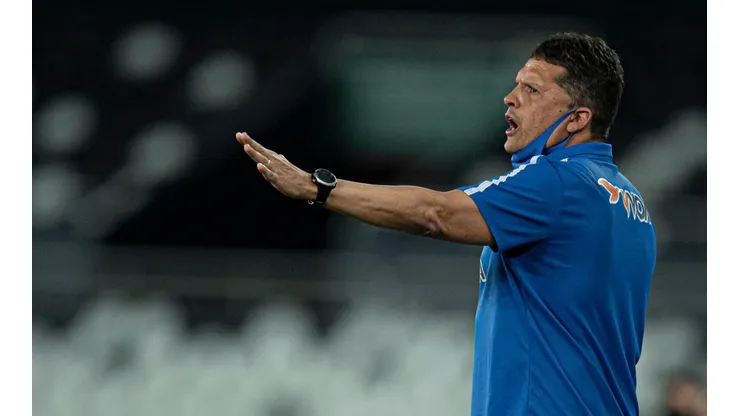 Jorge Rodrigues/AGIF/ Claudinei elogia Douglas em empate no estadual e comenta sobre falta de criação do Avaí: "Difícil criar jogadas em um gramado ruim"
